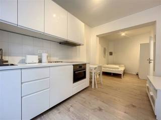 Huis op een toplocatie in de EU wijk met 3 luxe-kamers voor verhuur. Elke verdieping heeft een kamer met keuken-hoek en eigen badkamer...