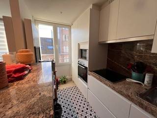 In een pas gerenoveerd gebouw, gelegen in het hart van Oostende, bieden wij dit lichtrijke appartement aan op de 4de verdieping. Het beschikt over twee ruime slaapkamers, een gezellig terras achteraan en een praktische kelderberging.<br /><br />Vanuit de leefruimte geniet u van een zijdelings zicht op het Mercatordok, terwijl u op wandelafstand bent van winkels, horeca, het strand en het station. Dankzij de centrale ligging is dit een ideale uitvalsbasis voor zowel permanente bewoning als toeristische verhuur.<br /><br />Het gebouw onderging recent een grondige renovatie, waardoor u zorgeloos kan genieten van een modern comfort in een authentiek kader. Het appartement is momenteel verhuurd, wat het ook interessant maakt als investeringspand.<br /><br />Troeven:<br /><br />Pas gerenoveerd gebouw<br /><br />4de verdieping met lift<br /><br />2 slaapkamers<br /><br />Achteraan terras<br /><br />Kelderberging inbegrepen<br /><br />Zijdelings zicht op Mercatordok<br /><br />Topligging in het centrum en nabij toeristische hotspots<br /><br />Momenteel verhuurd<br /><br />📍 Locatie: Stadscentrum Oostende<br />💼 Status: Actueel verhuurd