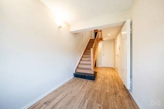 <p>Te renoveren eengezinswoning, ideaal gelegen in een rustige en gegeerde residentiële wijk van <span><span>Uccle</span></span>, op een centrale ligging tussen het station van <span><span>Uccle-Stalle</span></span> en <span><span>Calevoet</span></span>. Een perfecte combinatie van bereikbaarheid en rust.</p>
<p>Met een bewoonbare oppervlakte van ±199 m² (volgens EPC) biedt deze driegevelwoning mooie volumes, veel natuurlijk licht en een groot potentieel. De woning is verdeeld over drie niveaus en is ideaal voor een gezin of een combinatie van wonen en werken.</p>
<p>Op de eerste verdieping bevindt zich een lichtrijke leefruimte van ±35 m² met een gezellige woonkamer en open keuken. Dankzij de drie gevels geniet deze ruimte van een uitstekende lichtinval en directe toegang tot het terras, dat leidt naar de tuin op het gelijkvloers. Een bureau en een apart toilet vervolledigen deze verdieping.</p>
<p>De tweede verdieping omvat het nachtgedeelte met twee ruime slaapkamers (±14 m² en ±15 m²), een dressing en een badkamer. Goed ingedeelde ruimtes die perfect kunnen worden opgewaardeerd.</p>
<p>Onder het dak biedt de derde verdieping de mogelijkheid om een mooie master suite van ±22 m² te creëren, eventueel met een extra badkamer.</p>
<p>Op het gelijkvloers beschikt u over een inkomhal, een garage van circa 18,5 m², een wasruimte en een douchekamer. Een bijkomende ruimte, momenteel in aanbouw en verkocht in de huidige staat, waarbij de werken door de koper dienen te worden overgenomen en afgewerkt, vormt een echte meerwaarde. Deze ruimte biedt de mogelijkheid om een kantoor, praktijkruimte of professionele werkruimte van ongeveer 30 m² met aangrenzende wachtzaal in te richten, ideaal voor een zelfstandige activiteit of vrij beroep.</p>
<p>De grote tuin is een absolute troef en zeldzaam in de buurt, met tal van mogelijkheden om een aangename buitenruimte te creëren.</p>
<p>Renovatiewerken zijn te voorzien, maar bieden de kans om deze woning volledig naar eigen smaak te transformeren tot een unieke en hedendaagse thuis.</p>
<p>Een zeldzame opportuniteit in <span><span>Uccle</span></span>, met een sterke combinatie van ligging, ruimte en meerwaardepotentieel.</p>
