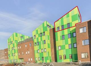 Op enkele passen van de hogeschool Vives vinden we in de residentie 'KOTVILLE' een zeer ruime en luxueuze studentenflat  van 60m² .  Dit kot bevindt zich aan de rand van het historische centrum van deze prachtige stad en op fietsafstand van het station.  Dit 'Kot' beschikt over een eigen badkamer, een eigen keuken, een ruim terras en veel gedeelde faciliteiten.  Momenteel is de studentenflat verhuurd.  Bent u op zoek naar een eigen stekje om de komende jaren te vertoeven tijdens jouw studententijd of naar een solde investering.  kom gerust eens langs voor een bezichtiging!