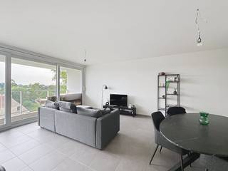 Dit lichtrijke appartement beschikt over een moderne open keuken en een heerlijk terras om te ontspannen. Grote troef: een eigen autostaanplaats is inbegrepen! Ideaal gelegen in een rustige buurt, op een boogscheut van het historisch centrum.<br /><br />Indeling:<br /><br />3°V.: inkom (7 m²) met apart toilet - woonkamer (31 m²) met open keuken (5 m²) voorzien van inductie kookplaat, combi oven, frigo en vaatwasser - berging (2 m²) met aansluiting voor de wasmachine - badkamer (4 m²) met inloopdouche en enkele lavabo - slaapkamer (13 m²) - zuidgericht terras (6 m²)<br /><br />- 2°V.: ondergrondse parkeerplaats (P17)<br /><br />Algemeen: <br />- Huurprijs: € 850,00/maand<br />- Provisie: € 75,00/maand <br />- Beschikbaar vanaf: 01/08/2026<br /><br />De snelste manier om een bezoek te brengen aan dit pand? Vraag je bezoek aan via de roze knop op onze website (www.dewaele.com) en je wordt gecontacteerd door onze verhuurexpert Broes. <br /><br />Telefonisch kunnen er geen afspraken gemaakt worden. Bij andere vragen kun je ons telefonisch contacteren via 050 444 999.