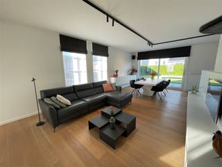 <p><span>Zeer mooie en rustig gelegen half open woonhuis. Oprit voor twee auto's, inkom, vestiaire, toilet, ruime living in parket met vooraan open bureel, ruime ingerichte keuken (kookplaten, dampkap, koelkast, kombi-oven, grote wasplaats), zongericht terras, tuin (zuidwesten), 3 slaapkamers waarvan één met ingemaakte kasten, grote zolderkamer, grote garage. Bewoonbare oppervlakte 200 m³. CV op gas. De woning is voorzien van zonnepanelen. Zeer gunstig EPC 104 kWh/m². Vrij vanaf 01/10/2026. Voor info of bezoek : bel 056.21.58.00 of www.immo-lvb.be.</span></p>