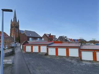 8 garageboxen te koop pal in het centrum van Beselare. Alle garageboxen zijn verhuurd! Voorzien van sectionaalpoort en elektriciteit...