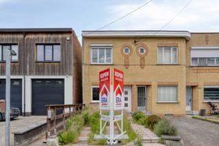 [[ DIT PAND NEEMT DEEL AAN DE ERA OPEN HUIZEN DAG OP 13/6 VAN 13:00 TOT 14:00 ]] 
<p>Te koop: woning in Willebroek, gunstig gelegen langs de Mechelsesteenweg, vlakbij openbaar vervoer en belangrijke invalswegen.</p><p><br /></p><p>Deze woning uit 1941 geniet van een centrale ligging met een vlotte verbinding naar omliggende steden en voorzieningen. Achteraan beschikt de woning over een gezellige tuin met bijgebouw en parkeermogelijkheid vlak voor de deur. Vanuit de slaapkamer geniet u bovendien van een mooi uitzicht op de achterliggende velden.</p><p><br /></p><p>Binnenin biedt de woning een praktische indeling met voldoende leefruimte en het comfort van twee badkamers — ideaal voor gezinnen of wie graag extra functionaliteit wenst.</p><p><br /></p><p>Belangrijkste ruimtes:<br />• Inkomhal<br />• Living<br />• Eetkamer aansluitend op de living<br />• Keuken voorzien van spoelbak, dampkap, elektrische kookplaat en ingemaakte kasten<br />• Wasplaats met aansluiting voor wasmachine en droogkast<br />• Twee slaapkamers<br />• Twee badkamers, waarvan één met douche, toilet en wastafel, en één met inloopdouche en spoelbak<br />• Kelder voor extra opslagruimte<br />• Tuin (22 m²) met bijgebouw</p><p><br /></p><p>Troeven:<br />• Zicht op de velden vanuit de slaapkamer<br />• Gezellige tuin met bijgebouw<br />• Parking voor de deur<br />• Centrale ligging nabij openbaar vervoer en invalswegen</p><p><br /></p><p>Neem vandaag nog contact op met uw ERA-makelaar voor een bezoek.</p><p><br /></p><p>JOUW DROOMHUIS. ZO GEVONDEN!</p>