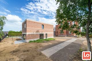 <span>Uit respect voor de historiek van de bestaande site, behouden we het oorspronkelijke </span><span>herenhuis Villa Maria. Rond deze villa met zijn prachtige tuin bouwen we de rest van de residentiële site en woonomgeving op. </span>Een ideale plaats waar comfortabel en luxueus wonen gecombineerd wordt met het genot van een rustgevende groene omgeving.<br /><br /><span>Deze prachtige nieuwbouwwoning voldoet technisch aan de meest recente eisen en normeringen inzake </span>isolatie, ventilatie en verwarming, waarbij ze bijna energieneutraal is. De verwarming is via Geothermische warmtepomp in combinatie met vloerverwarming, dit zorgt voor een aangenaam klimaat waarbij deze zowel kan warmen als koelen op de warme dagen.<br /><br />De woning omvat op de gelijkvloers een aangename inkomhal met ruimte voor een vestairekast, apart toilet met lavabo en een ruime berging met een extra achterdeur. Verder vinden we de lichtrijke leefruimte en open keuken beide met een prachtig uitzicht op de tuin. Op de eerste verdieping zijn er 3 slaapkamers, waarvan 1 heel grote waarbij er ruimte is voor een aparte dressing, de badkamer is voorzien van een ligbad, inloopdouche en badkamermeubel met dubbel lavabo. Verder heeft deze woning bovenop de grote gemeenschappelijke tuin ook nog een privaat terras en tuin waar u kan genieten van de natuur.<br /><br />Keuze van vloeren, keuken en badkamer is momenteel nog mogelijk! De foto van de badkamer is van een andere gelijkaardige woning.<br /><br /><strong>Tijdelijke actie!! 7.500 euro incl. btw extra keuzemogelijkheden voor badkamer, keuken en/of vloeren</strong><br /><br /><span>De ligging is een van de grote troeven. Het is gesitueerd </span><span>vlak bij het centrum van Lochristi en op een boogscheut van de Gentse binnenstad. In beide </span><span>richtingen zijn heel wat winkels gelegen. De MobiScore van 8/10 toont de interessante </span><span>ligging en nabijheid van openbaar vervoer aan, vooral richting die Gentse binnenstad. De </span><span>inritten van uitvalswegen R4 en E17 zijn op minder dan 10 minuten bereikbaar.</span><br /><br />Voor meer details en info, mail ons vrijblijvend op info@loimmo.be<br />