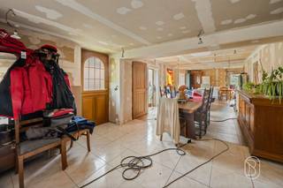 <p>Dit huis, perfect gelegen nabij alle voorzieningen in het gewilde dorp Kain, is een ‘ -woning met vier gevels ’ en staat op een perceel van 823 m². De indeling is als volgt:</p><p> Op de begane grond: een open ‘ -ruimte’ bestaande uit een grote woonkamer en een keuken, een doucheruimte en een toilet.</p><p>Op de bovenverdieping: een ruime open ruimte die de mogelijkheid biedt om drie slaapkamers in te richten.</p><p>Buiten: een grote tuin met een gunstige ligging.</p><p>TECHNISCHE UITRUSTING: Centrale verwarming op gas, houtkachel, houten kozijnen met dubbele beglazing, aansluiting op de riolering.</p>