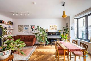 Bezoekdagen op 21/03 en 22/03 – reserveer tijdig uw bezoek.<br />Contacteer Bruno voor een afspraak of meer informatie via 0495 12 20 64.<br /><br />Op zoek naar een ruim, lichtrijk en instapklaar appartement vlak bij de Gentse binnenstad? Dan is dit appartement van ca. 100 m² in de Reginald Warnefordstraat 103, gelegen in een kleinschalige residentie, beslist een bezoek waard. Dankzij de vlotte verbinding met belangrijke uitvalswegen en het openbaar vervoer geniet u hier van een uitstekende bereikbaarheid. Ook winkels en andere dagelijkse voorzieningen bevinden zich in de nabije omgeving. Voor wie graag wat groen opzoekt, liggen Rozenbroekenpark, het Sint-Baafskouterpark en het Azaleapark vlakbij.<br /><br />Binnenin verwelkomt het appartement u met een aangename leefruimte met veel natuurlijke lichtinval. Het stijlvolle visgraatparket zorgt voor een warme en tijdloze uitstraling. Aansluitend bevindt zich de volledig uitgeruste keuken, voorzien van alle nodige toestellen en voldoende werk- en opbergruimte. <br />Verder beschikt het appartement over twee volwaardige slaapkamers, een badkamer, een apart toilet, een praktische wasruimte en een handige berging. Achteraan vindt u een recent vernieuwd terras, waar u in alle rust kan genieten van een moment buiten.<br />Een extra troef is de afgesloten gedeelde fietsenberging. Bovendien is de elektriciteit conform en wordt het gebouw goed beheerd, met lage syndickosten en zonder geplande grote werken.<br /><br />Interesse in een comfortabel appartement met ruimte, licht en een vlotte ligging? Plan dan snel uw bezoek tijdens de bezoekdagen.