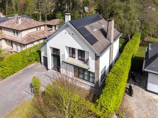 In de prestigieuze Kasteeldreef in Schilde bevindt zich deze vrijstaande villa op een mooi perceel van 1.100 m². De woning combineert een...