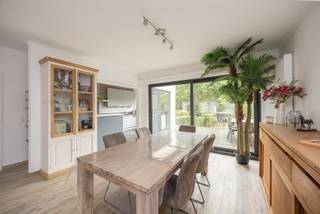 <h3>Gerenoveerde bel-etage met 3 slaapkamers en garage van 48 m² nabij groendomein</h3>
<p>Ruimte, groen en hedendaags wooncomfort komen mooi samen in deze verzorgde <strong>bel-etagewoning uit 1979, gerenoveerd in 2020</strong>. De woning geniet van een aangename ligging met een uitgestrekt <strong>groendomein bijna letterlijk naast de deur</strong>, ideaal voor wandelen, fietsen en ontspanning in de natuur.</p>
<p>Binnen biedt de woning heel wat ruimte met <strong>3 slaapkamers, een uitzonderlijk ruime garage van ca. 48 m², een terras van ca. 25 m² en een aangename tuin met overdekte lounge</strong>. Ook technisch zijn er mooie troeven met <strong>EPC-label B, een conforme elektrische installatie, geen asbest en verwarming via een condensatieketel op gas</strong>.</p>
<h3>Gelijkvloers – uitzonderlijk veel praktische ruimte</h3>
<p>De verzorgde inkomhal werd vernieuwd en afgewerkt met een hedendaagse tegelvloer. Het gelijkvloers biedt opvallend veel functionele ruimte en is daardoor ideaal voor wie belang hecht aan garage-, berg- of hobbyruimte.</p>
<ul>
<li>Zeer ruime <strong>garage van ca. 48 m²</strong>, met plaats voor wagens, fietsen, opslag of hobbyruimte</li>
<li>Praktische <strong>wasplaats van ca. 9 m²</strong> achteraan</li>
<li>Afzonderlijk <strong>bureau van ca. 5 m²</strong>, ideaal voor thuiswerk</li>
<li>Gastentoilet</li>
<li>Vernieuwde inkomhal met tegelvloer</li>
</ul>
<h3>Eerste verdieping – leefruimte, keuken en terras van 25 m²</h3>
<p>De eerste verdieping vormt het leefniveau van de woning. De woonkamer is afgewerkt met parkettegel, verkeert in uitstekende staat en sluit mooi aan op de keuken en het grote terras.</p>
<ul>
<li>Woonkamer van ca. <strong>14 m²</strong></li>
<li>Open haard met extra blazers voor bijkomende verwarming</li>
<li>Volledig uitgeruste keuken</li>
<li>Koken op gas</li>
<li>Rechtstreekse toegang tot een <strong>terras van ca. 25 m²</strong></li>
<li>Terras uitgevoerd in tropisch hardhout</li>
<li>Buitentrap met rechtstreekse verbinding naar de tuin</li>
</ul>
<p>Het ruime terras vormt een echte verlenging van de woonverdieping en creëert een aangename verbinding met de tuin.</p>
<h3>Tweede verdieping – 3 slaapkamers en ruime badkamer</h3>
<p>Op de bovenste verdieping bevinden zich drie slaapkamers en de badkamer, waardoor woon- en slaapgedeelte mooi van elkaar gescheiden zijn.</p>
<ul>
<li>Hoofdslaapkamer van ca. <strong>18 m²</strong></li>
<li>Tweede slaapkamer van ca. <strong>10 m²</strong></li>
<li>Derde slaapkamer van ca. <strong>8 m²</strong></li>
<li>Badkamer van ca. <strong>8 m²</strong></li>
<li>Inloopregendouche</li>
<li>Lavabo</li>
<li>Toilet</li>
</ul>
<h3>Tuin – overdekte lounge, terras en tuinberging</h3>
<p>Ook buiten biedt deze woning heel wat mogelijkheden. Via de trap vanaf het terras bereikt u rechtstreeks de tuin.</p>
<p>Achteraan bevinden zich een <strong>tuinberging, terras en overdekte lounge</strong>, een aangename plek om beschut buiten te zitten. Samen met het nabijgelegen groendomein zorgt dit voor een sterke combinatie van een eigen buitenruimte en veel groen in de onmiddellijke omgeving.</p>
<h3>Ruimte, groen en wooncomfort gecombineerd</h3>
<p>Deze verzorgde bel-etage onderscheidt zich door haar praktische indeling en sterke combinatie van binnen- en buitenruimte. <strong>Drie slaapkamers, een garage van maar liefst 48 m², een terras van 25 m², een tuin met overdekte lounge en een groendomein bijna naast de deur</strong> maken dit een bijzonder complete gezinswoning.</p>
<p><strong>Interesse? Bel ons op 03 535 12 75 voor meer informatie of een bezoek ter plaatse.</strong></p>
<p><strong>BEWOONBARE OPPERVLAKTE:</strong> De vermelde “bewoonbare oppervlakte” is gebaseerd op de “bruikbare vloeroppervlakte” zoals vermeld in het EPC.</p>
