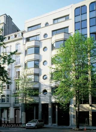 Dit representatieve kantoorgebouw, gelegen aan de Guimardstraat 15 in het hart van de Europese wijk te Brussel, biedt een kantoorruimte van 171 m² op de eerste verdieping en geniet van een strategische topligging op korte afstand van de Europese instellingen en de belangrijkste verkeersaders.<br /><br />De kantoorruimte is functioneel ingericht en geniet van een aangename lichtinval, wat zorgt voor een comfortabele werkomgeving voor bedrijven, organisaties en dienstverleners. Het gebouw biedt bovendien mogelijkheden voor verschillende kantooroppervlaktes. Dankzij de centrale ligging en de uitstekende bereikbaarheid met het openbaar vervoer vormt dit een ideale uitvalsbasis voor ondernemingen die actief zijn in een internationale of institutionele omgeving. Diverse restaurants, winkels en andere voorzieningen bevinden zich op wandelafstand.<br />Een representatief kantooradres op een gegeerde locatie in de Europese wijk, met alle troeven voor een professionele vestiging in het centrum van Brussel.<br /><br />Contacteer PANORAMA B2B voor bijkomende inlichtingen of een vrijblijvend plaatsbezoek via 0477 09 00 09.