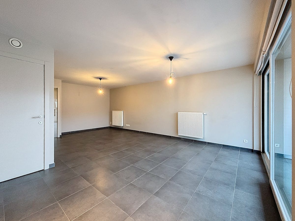 Appartement met 2 slaapkamers en staanplaats te Veurne. - foto 3