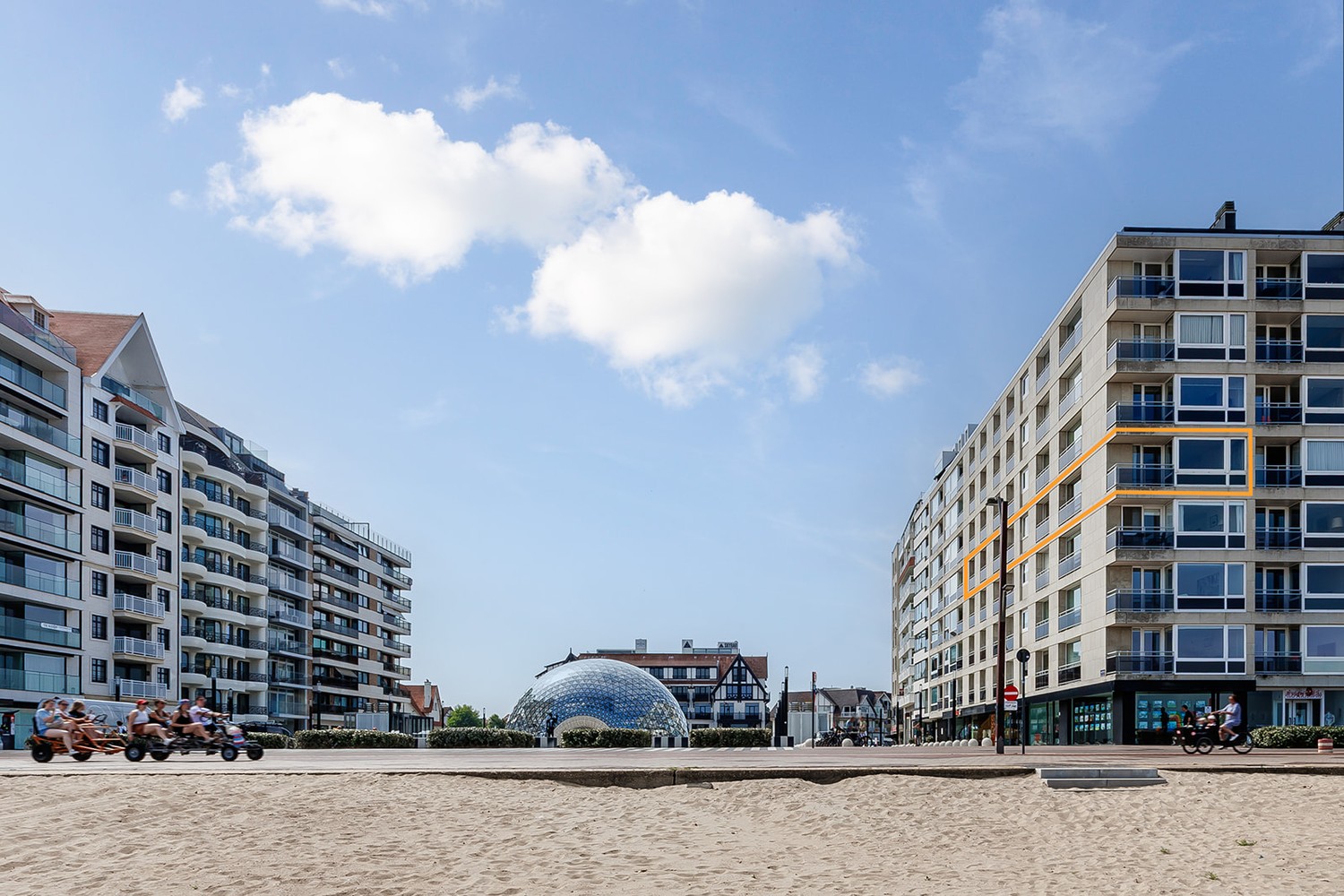 Groot hoekappartement van 165 m² op het Albertplein in hartje Zoute, frontaal zeezicht - foto 1