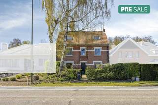 Deze woning is te vinden op slechts enkele minuten van de autostrade en zo geniet je van een vlotte verbinding richting Hasselt, Genk en...