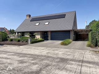 <p>Knappe, villa (renovatiejaar 2025) in een doodlopende straat! De woning staat in de breedte op het perceel, is zeer lichtrijk en er werd met kwalitatieve materialen gewerkt! Deze instapklare villa verwelkomt u via een ruime inkomhal met ingemaakte kasten en afzonderlijk toilet. De ruime woonkamer met aangename leef- en eetruimte geniet van een prachtig zicht op de zorgvuldig aangelegde tuin en het zonnige terras. Aansluitend bevindt zich de ruime, volledig ingerichte keuken die praktisch verbonden is met een bergruimte, een handige wasberging en de ruime dubbele garage.</p>
<p>Op de eerste verdieping bevinden zich vier slaapkamers en een aparte bureauruimte. Daarnaast beschikt de woning over een in 2025 volledig gerenoveerde badkamer met zowel een douche (incl sunshower) als een ligbad. Naast de badkamer is er een apart extra douchetoilet.</p>
<p>Er is een zolder over de hele oppervlakte van de woning. Buiten geniet u van een aangelegde en onderhoudsvriendelijke tuin met aangename zonneterras. De garage biedt extra mogelijkheden. De woning heeft voldoende parkeermogelijkheden dankzij de ruime oprit, garage en een praktische (dubbele) carport.</p>
<p>Extra troeven:</p>
<ul>
<li>Energiezuinig</li>
<li>Zonnepanelen</li>
<li>Voorzieningen voor laadpaal aanwezig</li>
<li>Veel privacy</li>
<li>Automatische installatie voor beregening tuin</li>
<li>Regenput 10000L</li>
<li>Ruime garage</li>
<li>Top locatie</li>
<li>Instapklaar</li>
</ul>
<p>Deze woning wordt te koop aangeboden ZONDER makelaar via Smart Houses. Inlichtingen of een bezoek? Contacteer rechtstreeks de eigenaar via +32476563241</p>