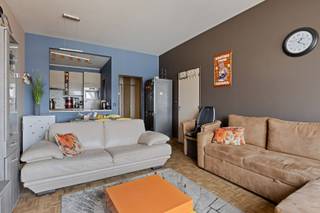 Op een boogscheut van het Stadspark  bieden we dit stijlvol gerenoveerde en volledig bemeubelde appartement aan. Het pand is momenteel verhuurd, wat het bijzonder interessant maakt als instapklaar investeringsvastgoed. Dankzij de centrale ligging nabij openbaar vervoer, winkels en uitvalswegen geniet u van een uitstekende verhuurbaarheid en een aantrekkelijk rendement. Ideale opportuniteit voor investeerders!<br />We betreden het appartement via de inkomhal die ons direct toegang verleent tot de praktische en semi uitgeruste keuken. Aansluitend hebben we de leefruimte op parketvloer met grote raampartijen voor een goede lichtinval. <br />Via de nachthal betreden we de ruime slaapkamer met ensuite badkamer, voorzien van een douche in bad en een lavabo. <br />Daarnaast is er nog een apart toilet. <br />Maandelijkse kosten van 87 euro (blokpolis, syndicus, schoonmaak, lift, onderhoud,..) <br /> 