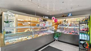 In het centrum van Hulst gelegen handelspand (momenteel gekende bakkerij) met bovenliggende woonst.Indeling...