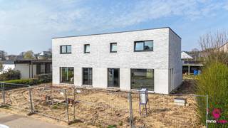 Moderne halfopen nieuwbouwwoning in ruwbouw (wind- en waterdicht) met 3 slaapkamers op toplocatie!<br /><br />Bent u op zoek naar een moderne woning die u nog volledig naar eigen smaak kan afwerken? Deze strakke halfopen nieuwbouwwoning in ruwbouwafwerking (wind- en waterdicht) biedt een uitstekende basis voor uw toekomstige thuis.<br /><br />De woning is gelegen op een perceel van 3,30 are met een straatbreedte van 10,5 meter en geniet van een bijzonder gunstige ligging. U bevindt zich op korte afstand van het centrum van Zolder, Houthalen en Zonhoven met bovendien een vlotte verbinding naar de autosnelwegen E313 en E314.<br /><br />Met een bruto bewoonbare oppervlakte van 167 m² werd deze woning praktisch en doordacht ingedeeld, met oog voor ruimte en comfort.<br /><br />Via de inkomhal betreedt u de woning, waar zich tevens een gastentoilet bevindt. Vanuit de hal komt u in de ruime en lichtrijke leefruimte, die voldoende plaats biedt voor een gezellige zithoek en een eetkamer. Aansluitend bevindt zich de open keuken, die in directe verbinding staat met de leefruimte en zicht biedt op de tuin. Naast de keuken is er een grote, praktische berging voorzien. Vanuit de leefruimte heeft u toegang tot de trap die naar de eerste verdieping leidt.<br /><br />De nachthal geeft toegang tot drie volwaardige slaapkamers. Verder bevindt zich op deze verdieping een badkamer, een aparte toiletruimte en een extra berging, wat zorgt voor bijkomend comfort en praktische opbergruimte.<br /><br />Het perceel wordt vlak opgeleverd en is meteen klaar voor de aanleg van een tuin naar eigen wens.<br /><br />Pluspunten:<br />- Moderne en strakke architectuur;<br />- Zeer degelijke constructie;<br />- Bewoonbare oppervlakte van 167 m²;<br />- Ruime en aangename leefruimte!<br />- 3 slaapkamers!<br />- Triple beglazing!<br />- Extra bergruimte op de verdieping;<br />- Centrale en vlot bereikbare ligging;<br />- Regenwaterput aanwezig;<br />- Aankoop volledig aan 12% registratierechten.<br /><br />Samenwerken met deze bouwheer staat garant voor kwaliteit, duidelijke afspraken en een betrouwbare afwerking.<br /><br />Voor een bezichtiging ter plaatse of meer info, bel ons op 078/78.78.70, of kom gewoon binnen op ons kantoor, steeds welkom!