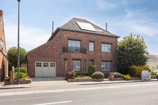 We heten u graag welkom in deze karakteristieke villa te Woumen, een deelgemeente van Diksmuide. Deze villa biedt u een zee aan ruimte...