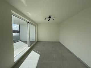 LEDE - Exclusief BEN-Duplexappartement in het centrum.<br /><br />Inschrijven voor het geplande bezoekmoment kan via onze website => www.immoderas.be<br /><br />Dit recente luxe-appartement situeert zich in een kleinschalige residentie, in de dorpskern van Lede. Verschillende kleinhandelszaken, het station, scholen, openbaar vervoer, sport &amp; recreatie zijn in de directe omgeving. Met de wagen bereik je vlot de E40.<br /><br />Het appartement omvat een open en lichtrijke leefruimte die door middel van een schakering in het ontwerp perfect valt onder te verdelen in een zithoek/salon &amp; eetplaats. Aansluitend is er de halfopen keuken die voorzien is van een vaatwasser, oven &amp; combi-oven, koelkast, diepvries, keramische kookplaat, voldoende opbergmogelijkheden.<br />De leefruimte geeft uit op een gezellig overdekt terras. Vanuit de leefruimte ga je via de nachthall met apart toilet, bergruimte en grote ingemaakte vestiaire naar de bovenverdieping. Hier beschikt het pand over 2 volwaardige slaapkamers, badkamer met inloopdouche en wastafel, een grote bergruimte met aansluitingen voor wasmachine &amp; droogkast.<br /><br />Het appartement wordt gekenmerkt door het gebruik van hoogwaardige, kwalitatieve materialen &amp; optimaal gebruik van de beschikbare ruimte door middel van inbouwkasten &amp; bergruimtes, alsook een sublieme graad van afwerking. Het pand werd volledig geschilderd en voorzien van armaturen.<br /><br />De 6 zonnepanelen, gecombineerd met de hoge graad van isolatie beperken het energieverbruik tot een minimum. Er is ook een goederenlift die boodschappen zonder enige moeite naar uw verdieping brengt.<br /><br />Staanplaats &amp; externe fietsenberging inbegrepen.<br /><br />AK: €50