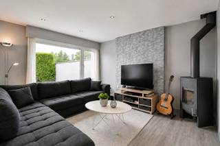 Welkom in de Lijsterstraat 21, een energiezuinige en instapklare woning gelegen in een rustige woonwijk te Torhout. Dankzij de uitstekende ligging bevindt u zich op een boogscheut van het bruisende centrum, winkels, scholen, openbaar vervoer en tal van andere voorzieningen.<br /><br />Via de inkomhal met gastentoilet betreedt u de lichtrijke leefruimte met aansluitende eetplaats. De ruime leefkeuken geniet van een mooi uitzicht op de aangelegde tuin en is uitgerust met alle nodige toestellen. Verder beschikt het gelijkvloers over een praktische bergruimte en een ruime wasplaats.<br /><br />Op de eerste verdieping bevinden zich drie slaapkamers en een badkamer uitgerust met een dubbele lavabo en een bad met regensproeier. Via het zolderluik bereikt u bovendien de praktische kruipzolder, ideaal als extra bergruimte.<br /><br />Vanuit de keuken heeft u rechtstreeks toegang tot de strak aangelegde tuin met een ruim terras van meer dan 30 m². Daarnaast beschikt de buitenomgeving over een tuinhuis, ideaal om uw tuingerief op te bergen. Tot slot geniet u van een carport voorzien van elektriciteit en verlichting, aangevuld met twee extra parkeerplaatsen op de oprit.<br /><br />De vermelde prijs is een richtprijs; elk bod wordt voorgelegd aan de eigenaar, die het recht heeft dit te aanvaarden of te weigeren.<br /><br />Neem voorsprong met een vrijblijvende schatting via:<br />www.residentievastgoed.be/gratisonlineschatten