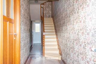 VALIMMAS verkoopt deze welgelegen en verzorgde rijwoning met overdekte koer en garage.... Het gelijkvloers bestaat uit een inkomhal, een toilet,...