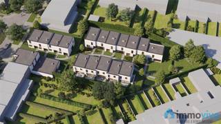 <p><span>Algemeen:</span></p><p><span>Deze nieuwe groene community in het hart van de Collegewijk in Edegem herbergt 16 woningen en 2 appatementen, vlakbij het centrum van Mortsel en Edegem. Deze energiezuinige woningen (E- peil 10) beschikken allen over 3 slaapkamers en een groot terras en genieten allen mee van het gemeenschappelijke groen. Ondergronds is er ruime fietsenstalling voorzien en ook een handige berging en parkeerplaats kan mee worden aangekocht. Er is bezoekersparking aanwezig. </span><span>12 van de 16 woningen kunnen aangekocht worden aan 6% BTW</span><span> (indien u aan de voorwaarden voldoet).</span></p><p><span>De hoogwaardige architectuur en afwerking maken dit een prachtige locatie om te wonen. De nabijheid van Fort V en Hof Ter Linden (90 ha groen) op minder dan 2 minuten is een leuke troef. Naast de standaard hoge afwerking kan u de woning naar eigen smaak laten afwerken.</span></p><p><span> </span></p><p><span>Indeling:</span></p><p><span>We betreden deze half-open woning in een aangename inkomhal die toegang geeft tot het gastentoilet en de ruime berging. Hier kan u de Viessmann warmtepomp terugvinden samen met de aansluiting voor wasmachine/droogkast. Als we verderlopen komen we in een mooie lichtrijke leefruimte dankzij de grote schuifraam naar de tuin. De half-open keuken is voorzien van alle toestellen en kan naar eigen smaak verder gekozen worden bij de keukenbouwer. </span></p><p><span> </span></p><p><span>Op de eerste verdieping is er een aangename overloop die toegang geeft tot de 3 slaapkamers. Er is een aparte berging waar we het ventilatiesysteem type D terugvinden. Als laatste is er een badkamer voorzien van toilet, dubbele lavabo en ruime douche.</span></p><p><span><br />Ondergronds kan u een staanplaats en berging mee aankopen. Er zijn ook bezoekersparkings voorzien en fietsenstalling.  </span></p><p><span>Interesse?</span></p><p><span>Zoekt u naar een nieuwbouwwoning in een groene community op een absolute toplocatie? Twijfel niet langer en maak snel uw afspraak via <span>tom@immovivo.be</span></span><span> of 0492/97.47.03.<br /><br /></span></p>