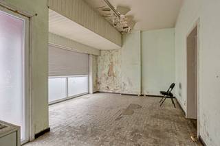 <p>Cet immeuble situé au centre de Denderleeuw, à distance de marche de la gare, offre de nombreuses possibilités. Idéal pour investisseurs ou combinaison habitation et activité.</p><p>Le rez-de-chaussée comprend deux espaces commerciaux avec cour. Un accès commun mène à un grand appartement aux étages.</p><p>Bien à rénover entièrement avec fort potentiel.</p>