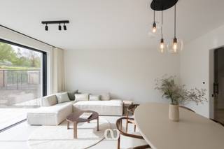 Ben jij op zoek naar een volledig afgewerkte nieuwbouwwoning met twee slaapkamers vlakbij het centrum van Oudenaarde? Gevonden!<br /><br />De lichtrijke leefruimte, de zonnige zuidwestgerichte tuin, de kwalitatieve afwerking en de rustige ligging op een boogscheut van het centrum van Oudenaarde en 't Spei zijn maar enkele van de vele troeven die we hier terugvinden!<br /><br />INDELING:<br /><br />GLV:<br />Je komt de woning binnen via de inkomhal met gastentoilet. Van hieruit heb je toegang tot de ruime en lichtrijke leefruimte die naadloos overloopt in de open keuken. Dankzij de grote raampartijen geniet je hier van een aangename lichtinval en een mooi zicht op de volledig aangelegde tuin met terras. Verder bevindt zich op het gelijkvloers ook nog een handige berging.<br /><br />1eV:<br />Op het eerste verdiep kom je boven in de nachthal. Van hieruit heb je toegang tot twee volwaardige slaapkamers en een volledig afgewerkte badkamer.<br /><br />TUIN:<br />De volledig aangelegde, zuidwestgerichte tuin beschikt over een ruim terras, een verzorgd gazon, hagen en een praktische tuinberging. Hier geniet je optimaal van de middag- en avondzon.<br /><br />NIEUWBOUWPROJECT:<br />Deze woning maakt deel uit van een kwalitatief nieuwbouwproject met verschillende gezinswoningen. Ben je op zoek naar een woning met een andere indeling, oppervlakte of prijsklasse? Contacteer ons dan gerust voor een overzicht van alle nog beschikbare woningen binnen dit project.<br /><br />Lijkt deze instapklare nieuwbouwwoning wel iets voor jou? Aarzel dan zeker niet en contacteer ons vandaag nog voor meer informatie of een bezoek!