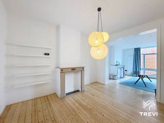 <p><strong>SCHAARBEEK: </strong>Gelegen nabij het UZ Brugmann, het Josaphatpark en het openbaar vervoer, licht appartement met 2 slaapkamers van ±98 m², gelegen op de 2e verdieping zonder lift. Het appartement werd volledig gerenoveerd in 2023 en is onlangs opgefrist. Het is als volgt ingedeeld: woonkamer van ±16 m², doucheruimte, eetkamer van ±17 m² met een volledig uitgeruste open keuken (oven, inductiekookplaat, dampkap, koelkast, diepvriezer, vaatwasser en aansluiting voor een wasmachine), balkon op het zuidoosten, slaapkamer van ±13 m², toilet, slaapkamer van ±11 m² met ingebouwde opbergruimte en kelder. Kosten: forfait van 5€/maand voor de elektriciteit van de gemeenschappelijke delen en een provisie van 45€/maand voor warm en koud water. Diversen: fietsenstalling, mogelijkheid om de eettafel te laten staan, gordijnen en rolgordijnen blijven in het appartement. EPC D+. Onmiddellijk beschikbaar.</p>
<p></p>
<p><strong><u>Op de 2e verdieping, zonder lift:</u></strong></p>
<ul>
<li>Woonkamer ±16 m²</li>
<li>Doucheruimte</li>
<li>Eetkamer ±17 m²</li>
<li>Volledig uitgeruste keuken (oven, inductiekookplaat, dampkap, koelkast, diepvriezer, vaatwasser en aansluiting voor een wasmachine)</li>
<li>Balkon op het zuidoosten</li>
<li>Slaapkamer ±13 m²</li>
<li>Toilet</li>
<li>Slaapkamer ±11 m² met opbergkasten</li>
</ul>
<p><strong>Kelder</strong></p>