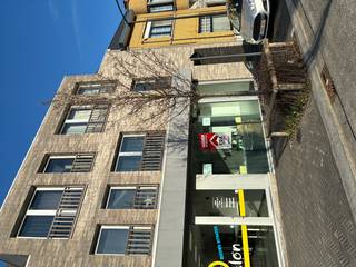 Kruisem: gelijkvloerse handels- of kantoorruimte te huur op een commerciële locatie.Deze handelsruimte is commercieel zeer goed gelegen, dichtbij het...