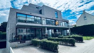 Residentie Het Park is een mooi project in een privé domein van 1.650 m2, omringd door veel groen en toch in het centrum van Deerlijk.<br />Er is een vlotte verbinding naar de invalswegen en alle voorzieningen zijn in de directe omgeving. Een uniek project waar rust en klasse voorop staan.<br /><br />Appartement 01.05 heeft een oppervlakte van 78,50 m2 en beschikt over volgende indeling: inkomhal met toilet, leefruimte met open ingerichte keuken (met inductiefornuis, combi oven, koelkast met vriesvak en vaatwasmachine), berging bij keuken, terras aan de voorkant van 11,5m2, 1 slaapkamer en badkamer (met inloopdouche, wc en lavabo).<br /><br />Daarenboven werd het appartement volledig geschilderd en zijn er gordijnen en verlichting aanwezig.<br /><br />In de huurprijs zit tevens een autostaanplaats in open lucht begrepen. <br /><br />De provisie voor de gemeenschappelijke kosten bedraagt 50 EUR per maand.<br /><br /><br /><br /><br /> 
