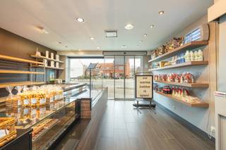 Warme bakkerij & aangrenzende bouwgrond met parkingOp een goed bereikbare locatie aan Wampenberg en het Pelgrimsplein in Arendonk vindt u deze warme...