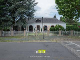<span><strong>VRIJSTAANDE VILLA MET 3 SLAAPKAMERS OP EEN PERCEEL VAN 11A 80CA TE MAASEIK<br /><br />TROEVEN<br /></strong>- Rustige en kindvriendelijke ligging nabij het centrum van Maaseik.<br />- Grote inkomhal en royale leefruimte met een imposante en authentieke marmeren schouw als blikvanger.<br />- Prachtige karaktervolle hoge binnendeuren in massief hout.<br />- Mogelijkheid voor kantoor of praktijk aan huis.<br />- Volledig uitgeruste moderne keuken.<br />- Alles gelegen op het gelijkvloers: ideale levensloopwoning!<br />- 2 badkamers.<br /><span>- Energielabel C: energiezuinige woning!</span><br />- Volledig omheinde tuin met overdekt terras.<br /><strong><br />KELDERVERDIEPING -01(15,39 m²)<br /></strong>- Kelderruimte (2,39 m x 6,44 m = 15,39 m²): verwarmingsketel, kruipkelder.<strong><br /><br />GELIJKVLOERS 00 (276,20 m²)<br /></strong>- Inkomhal (5,99 m x 6,13 m = 36,71 m²): parketvloer.<strong><br /></strong>- Kleine inkom (4,20 m x 3,37 m = 14,15 m²): parketvloer.<br />- Woonkamer (6,00 m x 2,40 m + 7,20 m x 10,00 m= 86,40 m²): marmeren schouw, parketvloer.<br />- Keuken (7,17 m x 3,34 m = 23,94 m²): keukenwand 1 (onderkasten, lades, werkblad, oven en microgolfoven), keukenwand 2 (onderkasten, lades, dubbele spoelbak, inductiekookplaat, dampkap en vaatwasser), tegelvloer.<br />- Toilet (2,05 m x 1,05 m = 2,15 m²): hangtoilet, wasbakje, parketvloer.<br />- Wasruimte (2,24 m x 2,81 m = 6,29 m²): hoekbad met douche, aansluiting wasmachine en droogkast, volledig betegeld, tegelvloer.<br />- Berging (2,81 m x 2,27 m = 6,37 m²): tegelvloer.<br />- Nachthal (0,97 m x 2,90 m = 2,81 m²): parketvloer.<br />- Vestiaire (1,16 m x 3,47 m = 4,02 m²): parketvloer.<br />- Badkamer 1 (2,67 m x 4,26 m = 11,37 m²): dubbele lavabo, onderkast, bovenkast, jaccuzi ligbad met douche, zittoilet, tegelvloer.<br />- Slaapkamer 1 (4,47 m x 6,00 m = 26,82 m²): parketvloer.<br />- Slaapkamer 2 (4,20 m x 6,00 m = 25,20 m²): parketvloer.<br />- Slaapkamer 3 (3,30 m x 6,48 m = 21,38 m²): parketvloer.<br />- Badkamer 2 (1,43 m x 2,43 m + 0,92 m x 1,54 m = 4,88 m²): dubbele lavabo in marmer, douche, zittoilet, volledig betegeld, tegelvloer, toegang tot slaapkamer 3.<br />- Achtersas (1,00 m x 3,71 m = 3,71 m²): toegang tot slaapkamer 3 en de kelder.<br /><br /><strong>VERDIEPING</strong> <strong>+01</strong><br />- Zolderruimte.<br /><br /><strong>EXTERIEUR</strong><br />- Volledig omheinde tuin.<br />- Overdekt terras (4,00 m x 3,00 m = 12,00 m²).<span><br /></span><br />Bekijkt u deze advertentie via een aanverwante vastgoedsite, surf dan zeker naar onze website <strong>www.N78vastgoed.be</strong> voor een uitgebreide beschrijving en foto's. <strong>Meer info: +32 (0)89 86 18 88 of info@N78vastgoed.be.</strong></span>