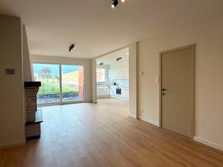 Leuke woning in het centrum van Wevelgem ...<br /><br />Deze woning in de Lauwestraat werd net gerenoveerd. In de inkomhal vinden we het gastentoilet en de toegang tot de garage. Deze garage met elektrische poort is geschikt voor een kleine wagen of voor fietsen. Van hieruit kunnen we ook naar de kelder. <br />Vervolgens stappen we verder de lichtrijke woonkamer met open keuken binnen. De keuken beschikt over een kookfornuis, dampkap en heteluchtoven. Vanuit de leefruimte en de keuken is er een mooi zicht op de tuin. <br />Op de weg naar boven treffen we eerst op de tussenverdieping de wasberging aan. Op de eerste verdieping zijn er 2 slaapkamers langs de voorzijde. Aan de achterzijde is er nog een derde grote slaapkamer en de badkamer. De badkamer beschikt over een dubbele lavabo, inloopdouche en toilet.<br />Terug beneden stappen we naar buiten. Verpozen kunnen we op het westgerichte terras of in de tuin. De grootte van de tuin kan naar believen worden bepaald. Indien de bewoner graag een kleine tuin heeft dan kan de verhuurder een stuk van de tuin afzetten.<br /><br />Dit is een leuke, lichtrijke woning gelegen in de Lauwestraat.