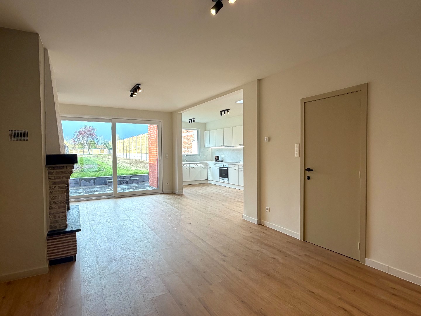 Gerenoveerde gezinswoning met 3 slaapkamers, tuin en garage. - foto 1