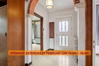 Deze charmante woning gelegen in Tielt biedt een totale bewoonbare oppervlakte van maar liefst 242 m² op een royaal perceel van 661 m². Ideaal voor gezinnen, beschikt dit huis over vier ruime slaapkamers en een badkamer. Bij het betreden van de woning wordt u verwelkomd in een royale hal met stijlvolle boogdetails, die verder leidt naar een lichte en luchtige woonkamer. De grote ramen zorgen voor een aangename lichtinval en bieden een prachtig uitzicht op de omgeving. De marmeren schouwmantels geven de ruimte een klassieke toets. De woning heeft een keuken die ingericht kan worden naar eigen smaak. De aansluitende zonnige veranda biedt een perfecte plek om te ontspannen met zicht op de tuin. Extra troeven van deze woning zijn de ruime garage en de bijkeuken, die extra opslag- en werkruimte bieden. De villa heeft een groot terras en een mooie tuin. Deze eigendom, biedt uitstekende toegang tot lokale voorzieningen, scholen en transportverbindingen. Met haar karaktervolle elementen en uitgebreide ruimtepotentieel is deze woning een uitstekende gelegenheid voor gezinnen die op zoek zijn naar een gezellig en functioneel huis in het hart van Tielt.