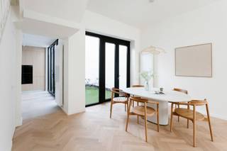<p>Deze volledig gerenoveerde herenwoning combineert authentieke charme met hedendaags wooncomfort. De woning beschikt over vier ruime slaapkamers, twee stijlvolle badkamers – waarvan één uitgerust met een inloopdouche en een vrijstaand bad – en een gezellig stadstuintje.</p>
<p>De volledig geïnstalleerde keuken vormt het hart van de woning. Dankzij de grote raampartij vloeien binnen- en buitenruimte naadloos in elkaar over, waardoor u optimaal geniet van natuurlijk licht en een aangename connectie met de tuin.</p>
<p>Bij de renovatie werd met veel zorg het karakter van de herenwoning behouden. Authentieke elementen, zoals de elegante visgraatparketvloer, werden harmonieus gecombineerd met een hoogwaardige afwerking en modern comfort. Daarnaast is er een praktische ruimte voorzien voor een wasmachine en droogkast, en beschikt de woning over een ruime kelder.</p>
<p>De ligging is zonder meer een absolute troef. Gelegen in een rustige straat, midden in het bruisende Quartier Latin van Antwerpen, bevindt u zich op wandelafstand van de Botanique, de Vogeltjesmarkt, tal van gezellige horecazaken, winkels en alle voorzieningen die de stad te bieden heeft.</p>