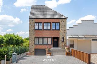 Voor meer info en foto’s, surf naar www.swevers.be – Instapklare halfopen bebouwing met hoogwaardige afwerking op een vlot bereikbare locatie in Beringen. Deze verzorgde woning uit 1960 beschikt over een bewoonbare oppervlakte van 137 m² en werd in 2023 grondig vernieuwd met onder meer een nieuw dak, vernieuwde vloeren, extra isolatie en een gezandstraalde trap. De deels natuurstenen gevel geeft de woning een tijdloze uitstraling. Via de inkomhal met gastentoilet bereikt u de lichtrijke leefruimte van 39 m², bestaande uit een gezellige zit- en eetruimte. De aansluitende keuken van 14,5 m² biedt rechtstreeks toegang tot het zonnige, zuidwestgerichte terras met ingebouwde barbecue. Op wandelafstand ligt het kanaal, ideaal voor een ontspannende wandeling of fietstocht. Op de verdieping bevinden zich drie ruime slaapkamers van ca. 16 m², 16 m² en 15,3 m², evenals een verzorgde badkamer met inloopdouche, toilet en wastafel. De woning beschikt bovendien over een ruime kelder van 74 m² met garage, wasruimte, technische ruimte en berging. Ook de zolder biedt extra mogelijkheden. Het onderhoudsvriendelijke perceel van 213 m² combineert zon, privacy en een praktische buitenruimte. Dankzij de gunstige ligging bevinden de autosnelweg, openbaar vervoer, scholen, winkels, restaurants en recreatiemogelijkheden zich allemaal op korte afstand. Een ideale woning voor wie op zoek is naar comfort, ruimte en een kwalitatief afgewerkte thuis. Voor meer informatie, bel 011 255 155. Bron bewoonbare oppervlakte: EPC – verslag.
