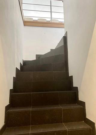 Dit charmante appartement in loft-stijl is gelegen op de bovenste (tweede) verdieping van een kleinschalig, rustig gebouw omgeven door groen, met...