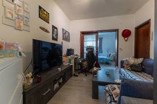 <p>Immo Pické biedt U dit gelijkvloers appartement aan gelegen in de onmiddellijke omgeving van scholen, winkels, openbaar vervoer en de belangrijkste verbindingswegen.<br />Het appartement is als volgt ingedeeld:<br />Eerste verdieping:<br />Een inkomhal, een woonkamer, een eetkamer, een grote slaapkamer, een afzonderlijk toilet en een badkamer. Aanwezigheid van een kelder. Huurprijs: 630 euro<br />EPC C (253 kwh/m²/j) - 20260131-0003788173-RES-1<br />Het gebouw is geheel vergund</p>