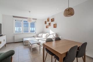 Ontdek dit charmante duplexappartement in het hart van de stad Gistel, waar comfortabel wonen en een centrale ligging perfect samenpassen. Gelegen...