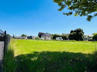 2 bouwgronden te koop voor open bebouwing nabij centrum Herne

• Lot 1: 700 m²
• Lot 2: 689 m²

Beide percelen bieden veel mogelijkheden en architecturale vrijheid:

✔ Open bebouwing
✔ Mogelijkheid tot samenvoegen van beide loten
✔ Bouwoppervlakte woning lot1: 120 m² / lot2: 121 m²
✔ Platte of hellende daken toegelaten
✔ Ondergrondse garage of kelder mogelijk
✔ Bijgebouw/carport/veranda mogelijk tot 40 m²
✔ Vrije materiaalkeuze
✔ Zorgwoning of beperkte zelfstandige activiteit mogelijk

Voor meer info of bezoek contacteer Sophie 0496/71.50.59