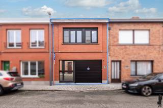 <span><span><strong>Deze rustig gelegen stadswoning, vlakbij de jachthaven van Turnhout, beschikt over o.a. drie slaapkamers, een recent vernieuwde badkamer en een inpandige garage. De woning is gelegen op een zuidgeoriënteerd perceel van ca. 142 m² en beschikt over een aangename, privatieve stadstuin. EPC-score van 306 kWh/m²/jaar (energielabel D).</strong><span><br /><br />Gelijkvloerse verdieping:</span> </span></span>Binnenkomst via een ruime inkomhal met rechts toegang tot de inpandige garage, voorzien van een automatische poort (2020). Vanuit de inkomhal heeft men tevens toegang tot de ruime en lichtrijke woonkamer, opgedeeld in een eetkamer en een gezellige zithoek. Deze leefruimte is uitgerust met een pelletkachel die zorgt voor extra warmte en sfeer.<br /><br />Achteraan bevindt zich de open keuken, ingericht met een gasvuur met dampkap, dubbele spoelbak en vaatwasser (geplaatst in de veranda). Aansluitend is er de recent vernieuwde badkamer (2023), voorzien van een toilet, wastafel en inloopdouche.<br /><br />Verder grenst aan de woonkamer een praktische veranda, waar de was- en droogapparatuur opgesteld staan en die extra bergruimte biedt.<br /><br /><span><span>Eerste verdieping:</span> Vanuit de woonkamer leidt de trap naar de eerste verdieping. Hier bevinden zich drie volwaardige slaapkamers. Via de hoofdslaapkamer heeft men, via een vaste trap, toegang tot een praktische bergzolder, ideaal voor het stockeren van extra spullen.<br /><br /><span>Buitengebeuren:</span> Gezellige, privatieve stadstuin, ideaal zuidgeoriënteerd en perfect om in alle rust van het buitenleven te genieten. Vooraan de woning is er bovendien de mogelijkheid om een wagen te parkeren voor de garage.<br /><span><br />Bijzonderheden:</span> <br />- Centrale verwarming op aardgas <br />- Pelletkachel <br /></span><span>- Platte daken vernieuwd en geïsoleerd</span><span> </span><span>(2024) </span><br /><span><span>- Hoofddak geïsoleerd (2024)<br /></span></span>- Dakgoten recent vernieuwd<br />- Rolluiken aanwezig<br />- Glasvezel (fiber) aanwezig in de woning<br /><br />Bekijk deze woning via onze virtual tour: https://tour.giraffe360.com/da54f8c1154340f6b178309d6fd0c52b