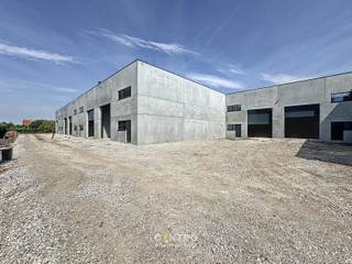 Nieuwbouw KMO-unit met een oppervlakte van 312m². Perfect gelegen op slechts 500m van de N9 en een vlotte verbinding naar de expressweg!<br /><br /><u><strong>Bijzonderheden:</strong></u><br />- Onmiddellijk beschikbaar bij akte!<br />- 6m VRIJE hoogte.<br />- Automatische sectionaalpoort + afzonderlijke toegangsdeur.<br />- Lichtstraat met rookluiken.<br />- Regenwaterpomp aanwezig.<br />- Zekeringkast aanwezig.<br />- Voldoende manoevreerruimte.<br />- Opslagruimte geschikt voor verschillende doeleinden.<br />- Polybetonvloer.<br />- Casco.<br />- Kleinere en grotere oppervlaktes beschikbaar.<br />- Inrichten van kantoorruimte is mogelijk dankzij de ramen.<br />- Tevens INTERESSANT als belegging!<br />- Mogelijkheid tot aankoop van parking.<br /><br />De loods maakt deel uit van het gloednieuwe project 'ZONE CENTRUM'. Zeer geschikt voor eigen gebruik en INTERESSANT als belegging! Aarzel niet ons te contacteren voor verdere info en/of een bezoek ter plaatse: 050/70 01 02 - nicolas@centro.be.
