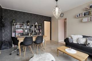 Cet appartement d'une chambre prêt à emménager avec terrasse à vendre à Anvers est situé dans un immeuble résidentiel réputé au troisième étage et dispose d'une surface habitable de 56 m². Disposition :- Hall d'entrée- Salon spacieux- Cuisine- Chambre avec accès à la terrasse- Salle de bain avec douche à l'italienne, lavabo, toilettes et raccordement machine à laver- Terrasse- Rangement au sous-solAvantages :- Appartement d'angle- Étiquette EPC B- Beaucoup de potentiel- Concierge dans l'immeubleIdéal comme appartement de départ ou comme investissement.L'appartement est proposé à la vente au prix demandé de 219 000 eurosVous êtes intéressé par un appartement ou une maison à vendre à Anvers ? N'hésitez pas à nous contacter. Si vous souhaitez proposer votre propre propriété à la vente, veuillez nous contacter pour une estimation gratuite, par téléphone au 03/206.76.76 ou par e-mail à antwerpen@dewaele.com.Vous pouvez également toujours vous adresser à nous pour toutes autres questions concernant l'immobilier, l'achat ou la vente !