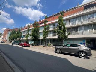 ZEER RUIME <strong>SERVICEFLAT</strong> MET RUIME SLAAPKAMER EN ZEER GROOT TERRAS <br />3 de verd  ruime living met ingerichte gedeeltelijke open keuken (recente dampkap en ijskast) ,algemeen veel lichtinval, schuifraam naar gigantische terras ( recent nieuwe vloer) , ruime slaapkamer, grote badkamer met douche, berging <br />ALGEMEEN  : restaurant ( waar je kan eten voor slecht 9 euro ) , gezellig salon koffie en thee gratis , mooi groot  terras, mooie parktuin met banken, parkeerplaatsen<br />REEDS BETAALDE KOSTEN  CV KETEL EN VERLICHTING IN GANG (DUS GEEN VERWACHTE KOSTEN MEER AAN BLOK)<br />HUURPRIJS WAS 903 EURO<br />OP WANDELAFSTAND VAN  DE STATIONSSTRAAT   BEENHOUWER    BAKKER    SUPERMARKTEN TREIN EN BUS <br />elek conform<br />EPC 108<br /> 