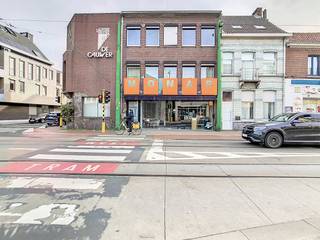 This large apartment is offered for sale at Dorp West 20 in Zwijndrecht. It is very centrally located near the church square and the shopping...