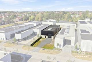 Op het bedrijventerrein Nelca Noord in Lendelede bevindt zich deze veelzijdige bedrijfseigendom op een totale perceeloppervlakte van 1.186 m². Ieder bod vanaf 799.000 euro is welkom. De eigendom combineert een moderne loods van ca. 500 m² met een luxueus afgewerkte woonst van ca. 170 m² en een ruim, zonnig terras. Een interessante combinatie van wonen en werken op één locatie, waarbij de woonruimte desgewenst ook als kantoor- of professionele ruimte kan worden ingericht.<br />De loods werd gebouwd in 2021, staat op paalfundering en beschikt over een vrije hoogte van 6,5 meter en gedeeltelijk 3 meter. De bedrijfsruimte is opgebouwd uit een betonstructuur met sandwichpanelen en voorzien van een 15 cm dikke polybetonvloer. Zowel de vloer als de wanden zijn geïsoleerd. Een ruime lichtstraat zorgt voor veel natuurlijke lichtinval. Verder beschikt de loods over een geautomatiseerde sectionaalpoort van ca. 5 m hoog x 4 m breed, een rookkoepel, gasaansluiting, driefasige elektriciteit, sanitair, aansluiting voor een douche, een afzonderlijke bureelruimte en een regenwaterput van 20.000 liter.<br />De woongelegenheid van ca. 170 m² heeft een volledig afzonderlijke toegang en onderscheidt zich door haar hoogwaardige materiaalkeuze en eigentijdse uitstraling. Zo werd onder meer gekozen voor half-massief parket, een keuken in eiken fineer afgewerkt met Egyptische kalksteen (Pearl Sinai), een stalen binnendeur, hoge raampartijen en een royale plafondhoogte van ca. 2,80 meter in de leefruimte. De geïntegreerde industriële airconditioning zorgt bovendien voor extra comfort.<br />De woonst omvat een inkom- en traphal, een bijzonder lichtrijke leefruimte met open keuken, twee ruime slaapkamers van ca. 16 m² en 20 m², een ruime badkamer, dressing, berging en een royaal zonnig terras. Op het gelijkvloers zijn er bovendien mogelijkheden om bijkomende woonruimte of een extra woonentiteit te creëren, uiteraard rekening houdend met de toepasselijke stedenbouwkundige voorschriften en vergunningen.<br />Aan de voorzijde van het gebouw bevindt zich parkeerruimte die momenteel in steenslag is aangelegd en naar eigen wens verder kan worden afgewerkt.<br />Ook naar de toekomst toe biedt deze eigendom interessante mogelijkheden. De loods kan worden uitgebreid tot maximaal ca. 720 m². Er dient daarbij rekening gehouden te worden met de verplichting van Leiedal om binnen de voorziene termijn van vijf jaar 100 m² bijkomende bebouwde oppervlakte te realiseren.<br />De ligging op Nelca Noord zorgt ten slotte voor een vlotte verbinding met de belangrijkste invalswegen. Een bijzonder complete bedrijfseigendom voor wie op zoek is naar een combinatie van moderne bedrijfsruimte, hoogwaardige woonkwaliteit en verdere uitbreidingsmogelijkheden.