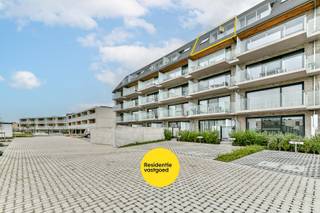 Dit recente duplex-appartement combineert modern comfort met een energiezuinige afwerking en een vlotte ligging. De lichtrijke leefruimte met open keuken geeft uit op een gezellig terras, terwijl de twee slaapkamers – waarvan één met extra terrasje – zich op de benedenverdieping bevinden. De badkamer met douche, aparte berging en conform elektriciteitsattest tot 2047 zorgen voor extra gebruiksgemak. Met een EPC-label A, ventilatiesysteem C+ en private staanplaats voldoet dit appartement aan de huidige woonnormen. Een instapklare en duurzame woonplek, ideaal als vaste stek of tweede verblijf aan de kust.<br /><br />Neem voorsprong met een vrijblijvende en gratis schatting van uw eigendom via:<br />http://www.residentievastgoed.be/gratisonlineschatten<br /><br />EPC: 54 kWh/m² - UC: 2019048481 ~ Vg, Wg, Gvkr, Gvv, Gmo ~ Ref. MI23316