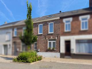 INSTAPKLARE EN ENERGIEZUINIGE GEZINSWONING, gelegen in een VERKEERSLUWE STRAAT nabij het CENTRUM van Kluisbergen. Dankzij de UITSTEKENDE LIGGING bevinden winkels, scholen, openbaar vervoer en andere voorzieningen zich op WANDELAFSTAND, terwijl u toch geniet van een RUSTIGE en AANGENAME WOONOMGEVING. Deze woning werd in 2011 VOLLEDIG GERENOVEERD en beschikt vandaag over een GUNSTIG EPC-LABEL B, waardoor u verzekerd bent van een ENERGIEZUINIGE en ZORGELOZE WOONERVARING. De OPEN INDELING en de GROTE RAMEN/KOEPELS zorgen bovendien voor een BIJZONDER RUIMTELIJKE GEVOEL en een AANGENAME LICHTINVAL in de volledige woning.<br />De indeling gaat als volgt: via de inkomhal met gastentoilet betreedt u de lichtrijke open leefruimte met ingerichte open keuken. Verder beschikt het gelijkvloers over een praktische berging/wasplaats en toegang tot de kelder. Op de 1ste verdieping geeft de nachthal toegang tot een ruime slaapkamer met dressing en een ingerichte badkamer. De 2de verdieping omvat nog 2 bijkomende slaapkamers, beide voorzien van ingemaakte kasten, wat zorgt voor extra comfort en opbergruimte.<br />Buitenshuis geniet u van een aangenaam terras en een onderhoudsvriendelijke tuin, ideaal om in alle rust van het buitenleven te genieten. Een bijkomende troef is de aparte garage met toegang langs de achterzijde van het perceel, wat zorgt voor extra gebruiksgemak en parkeermogelijkheden.<br /><br />Adres: Berchemstraat 92 te Kluisbergen<br /><br />EPC: 131kWh/m², G-score en P-score A, Geen renovatieverplichting van toepassing, Bestuursmaatregelen in het maatregelenregister